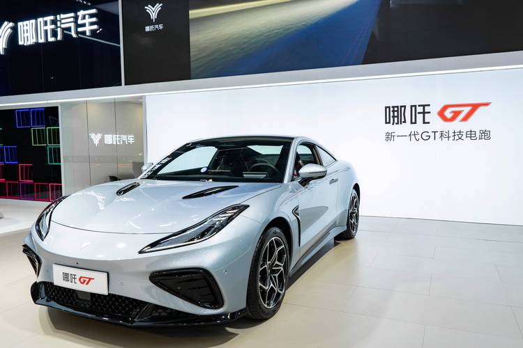 惠州331哪吒汽车在智能汽车领域的表现，领途汽车在新能源汽车市场中的影响力